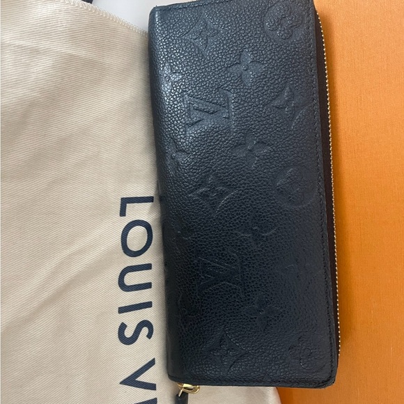 New and used purses un excellent condition only used couple times. - Picture 14 of 15